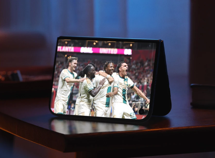 iPhone Duo apoyado para mostrar contenido en una de las posiciones que Apple presenta en su página oficial.